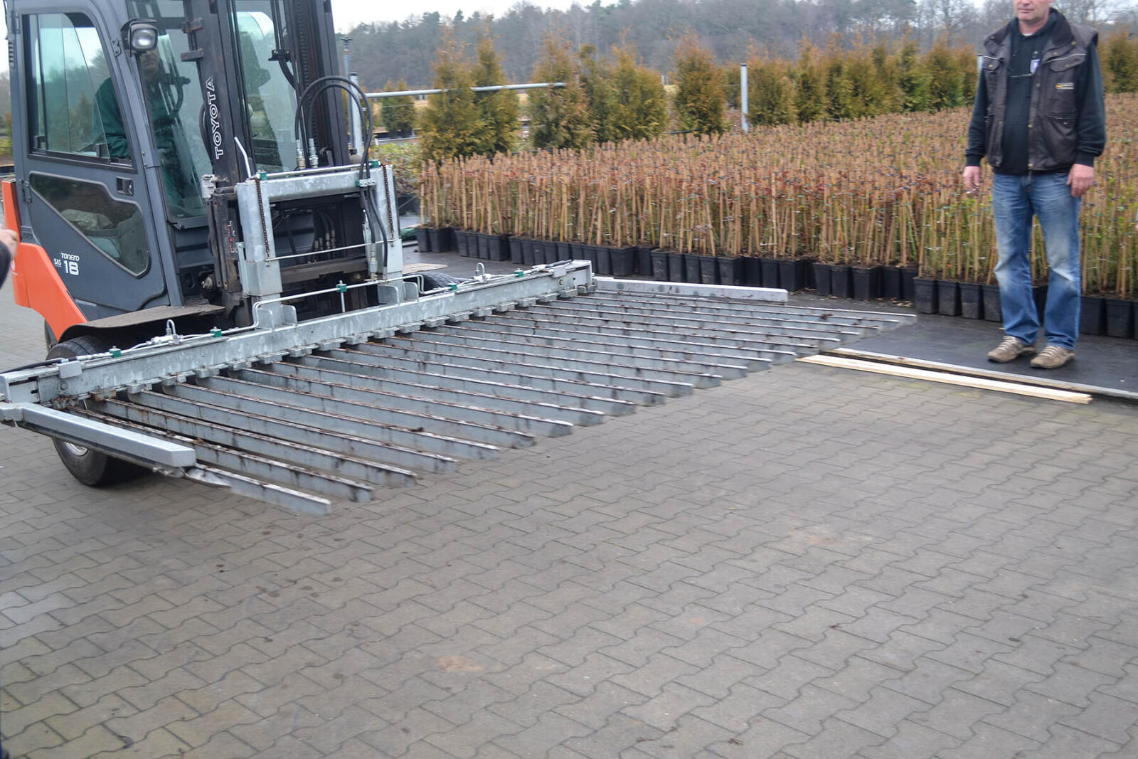 forlikft with special attachment for handling large number of small plants