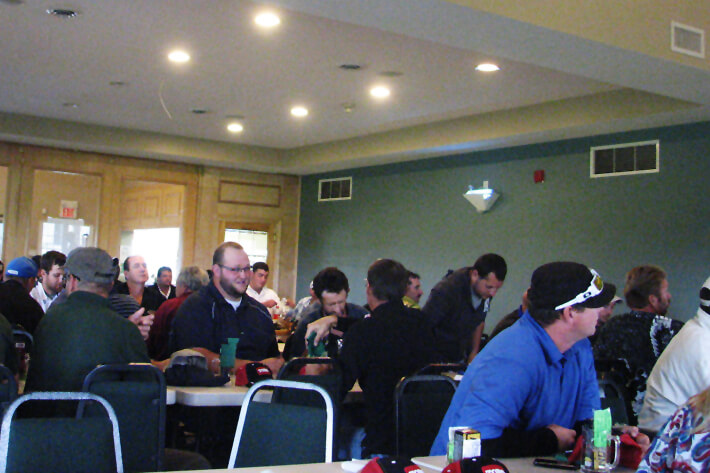 golfers seated for dinner