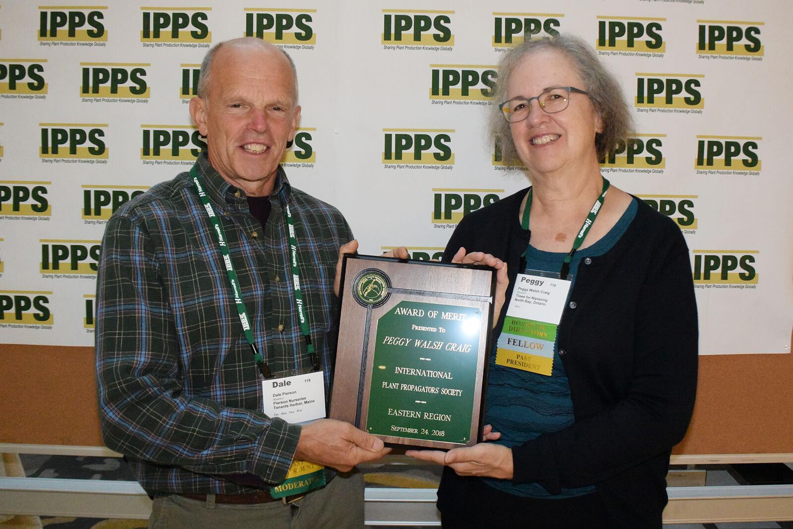 IPPS Eastern Region Past President, Dale Pierson presents the award to Peggy Walsh Craig.