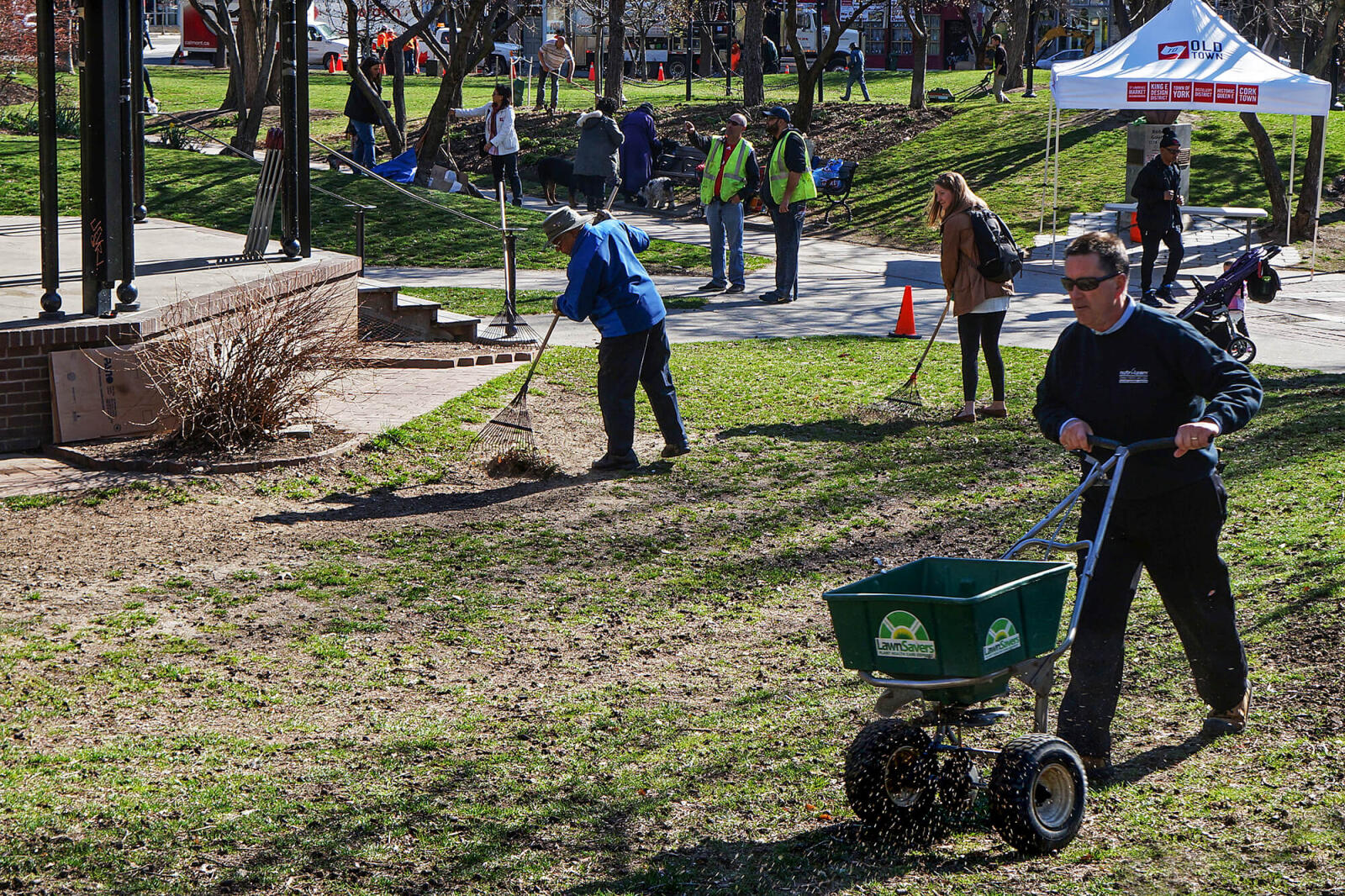 Volunteers from both the green profession and the local community performed the fourth annual spring clean-up of St. James Park in Toronto. Photo by Dave Smith.