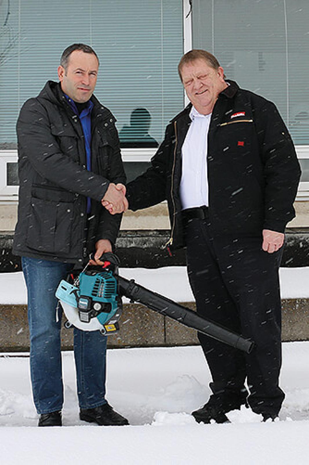 Lucky prize winner, Lutfi Dragusha of Target Group Services, Stoney Creek, was presented with the prize by Barry Collens, National Manager, Outdoor Power Equipment, Makita Canada.
