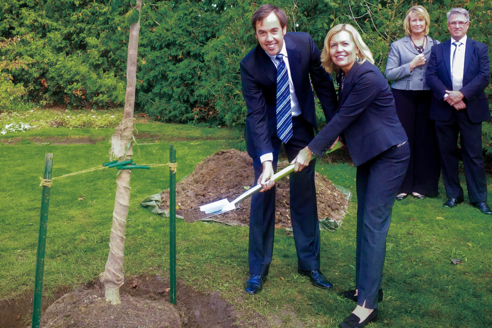 LO president Dave Braun and Jim Flahery’s widow Christine Elliot, MPP for Whitby-Oshawa, help plant a tree in a memorial to the former Canadian Finance Minister, while Durham Chapter director Mark Humphries and Nancy Shaw, president of Parkwood Historic Site, look on.