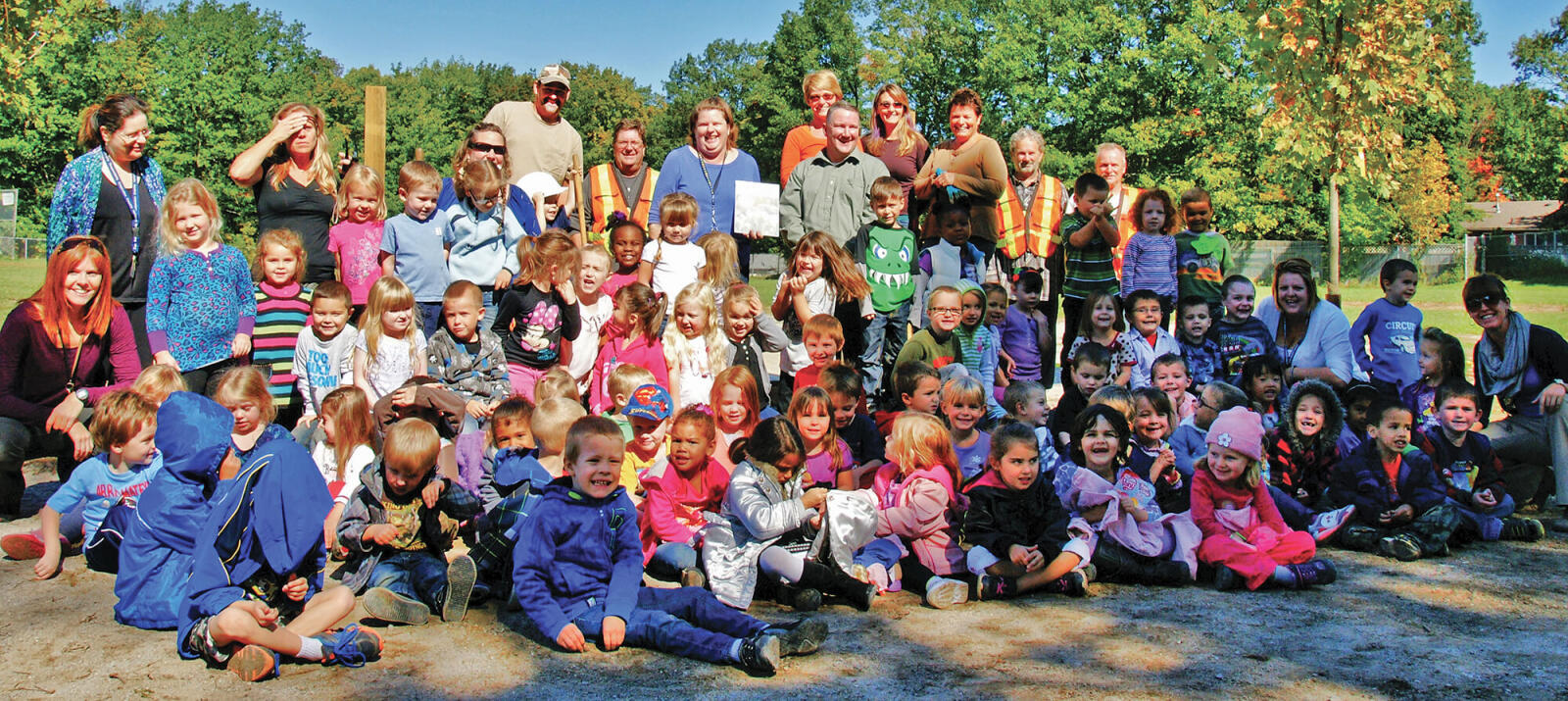 Over 200 students at Barrie’s Cundles Heights Public School joined Georgian Lakelands Chapter members to plant four sugar maples on National Tree Day.