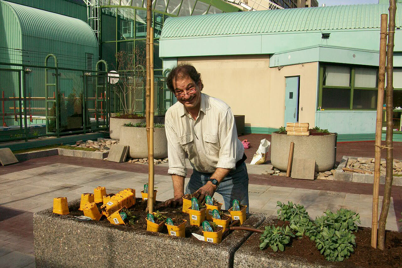 Toronto Chapter brings joy of the garden to Sick Kids