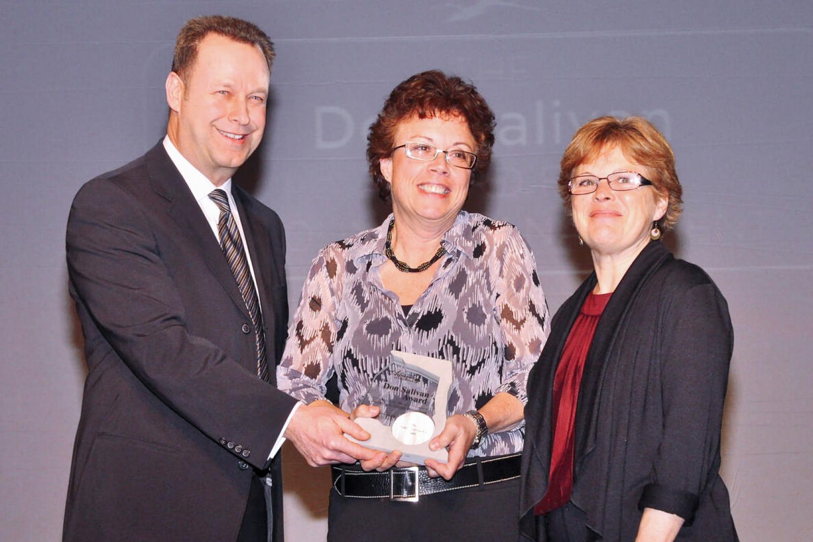Barbara Rosensweig (centre) and Barb Welburn of The Cultivated Garden of Toronto received the inaugural Don Salivan Award for Grounds Management, presented by Gregg Salivan in memory of his father.