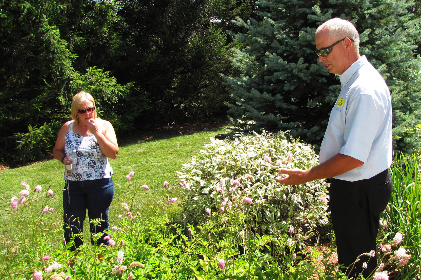 Over 300 people toured the beautiful gardens created by LO members of the London Chapter. In photo is Kevin Marshall CLT, owner of Turf-Pro Landscaping, discussing the garden his company created.